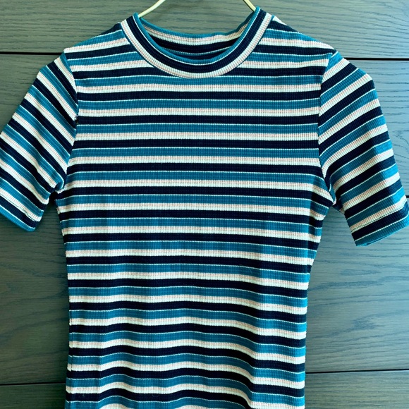 H&M Tops - H&M T-shirt H&M Tops - H&M T-shirt